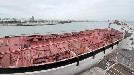 viejo, oxidado, histórico bote salvavidas en el queen mary con vistas a la ciudad de long beach, california