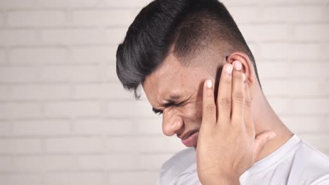 man experiencing ear pain