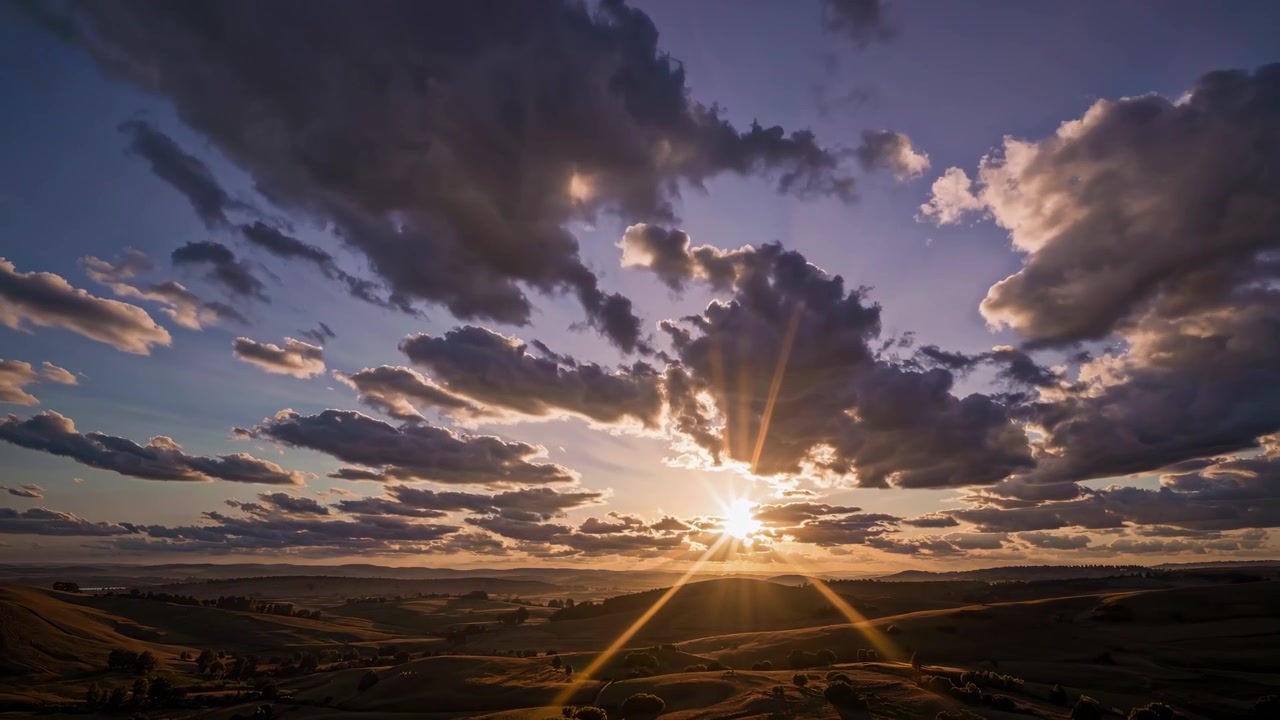 Timelapse do Pôr do Sol Sobre Colinas Ondulantes e Nuvens