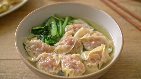 sopa wonton de cerdo o sopa de albóndigas de cerdo con verduras - estilo de comida asiática