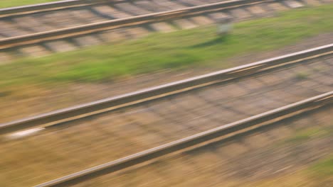 la línea ferroviaria se mueve rápido la vista desde el tren que viaja video 4k