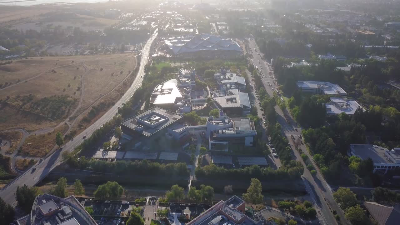 마운틴 뷰 캘리포니아의 지붕에 태양열 패널과 인장 구조가 있는 새로운 google 플렉스 본사의 공중이 앞으로 날아갑니다.