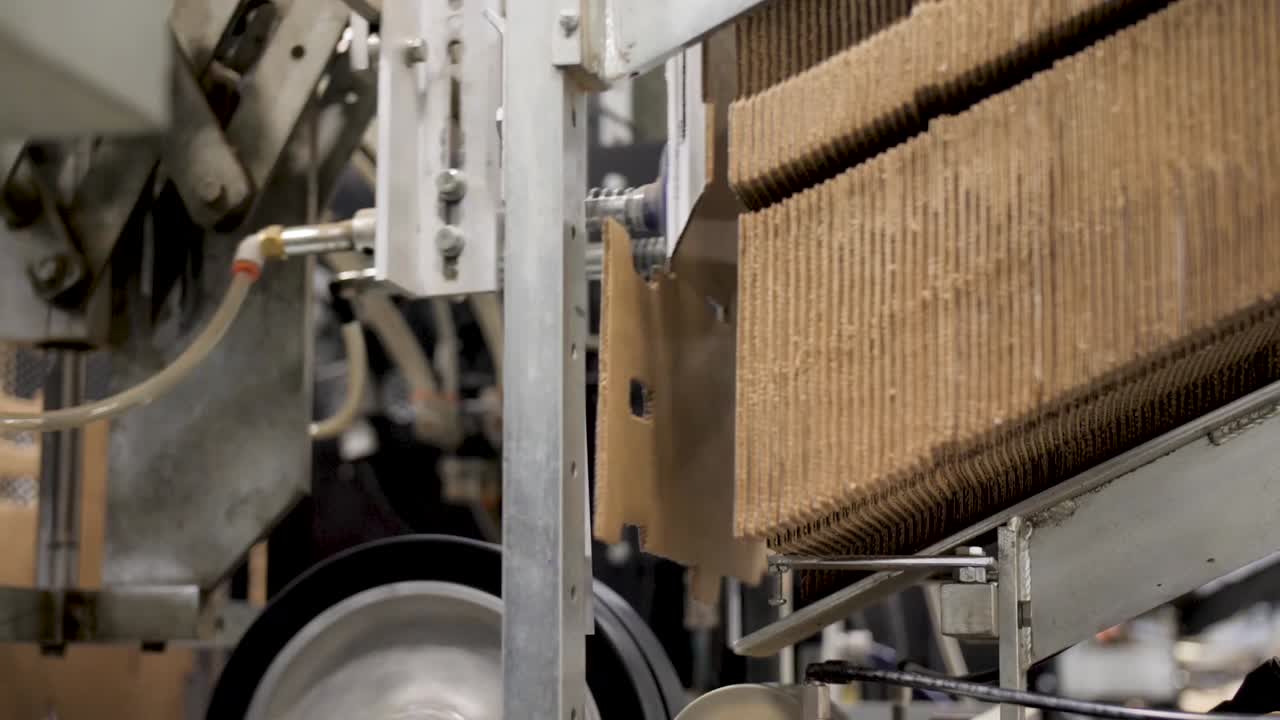 공장에서 처리 중인 상자