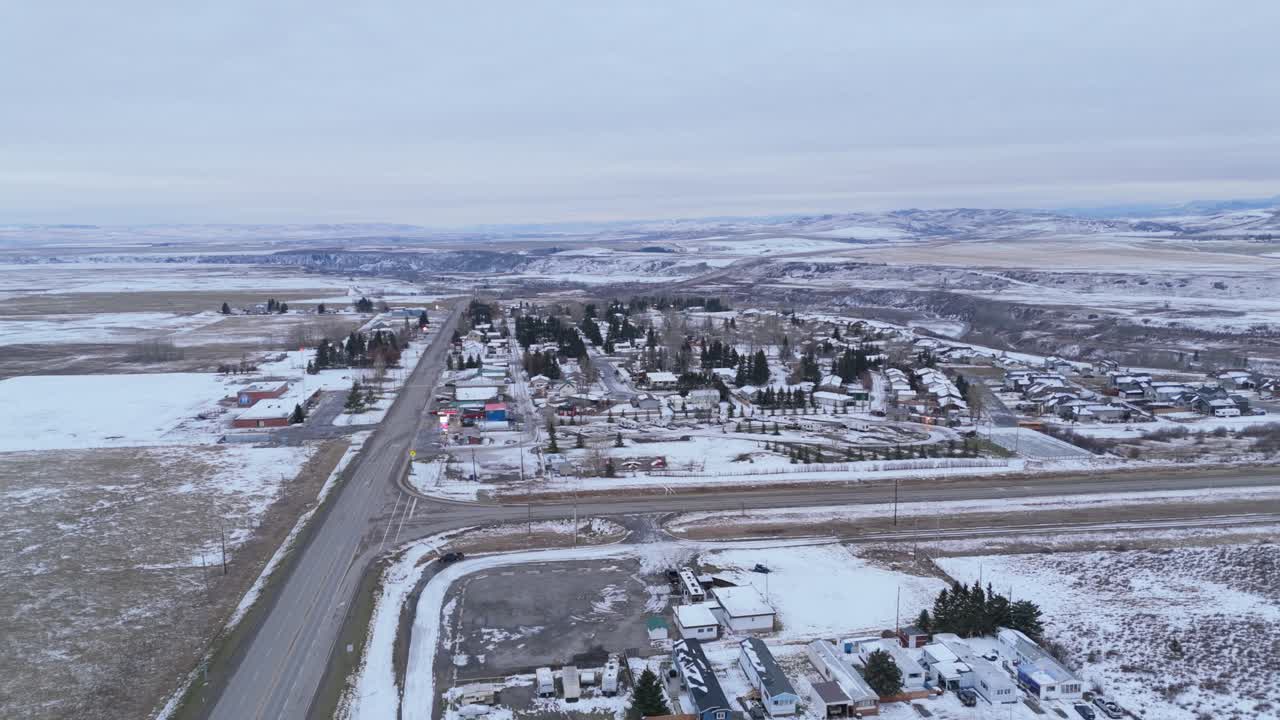 vuelo de drones de la pequeña ciudad de alberta en el invierno