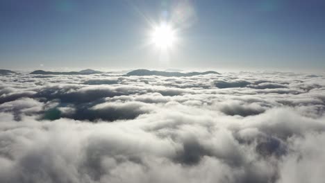 Dramatischer-Hoher-Shanzidou-berggipfel,-Der-Sich-über-Wolken-Erhebt,-China-antenne