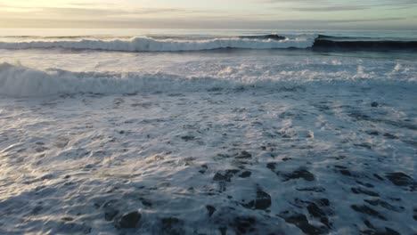 Nahaufnahme-Der-Wellen-Am-Pescadero-State-Beach,-Aufgenommen-Von-Einer-Drohne