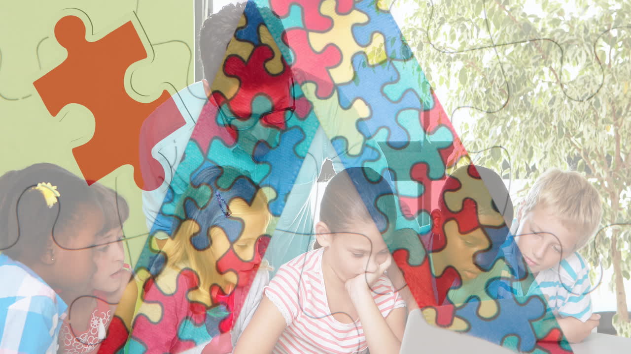 노트북을 사용하는 다양한 학교 학생과 교사의 퍼즐 조각의 애니메이션