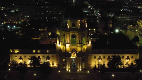 Ayuntamiento-De-Pasadena-Por-La-Noche-Con-árbol-De-Navidad,-Retroceso-Aéreo-Sobre-Las-Luces-De-La-Ciudad,-Establecimiento-De-Una-Vista-Cinematográfica