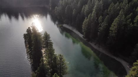 Vista-Aérea-De-Drones-Del-Lago