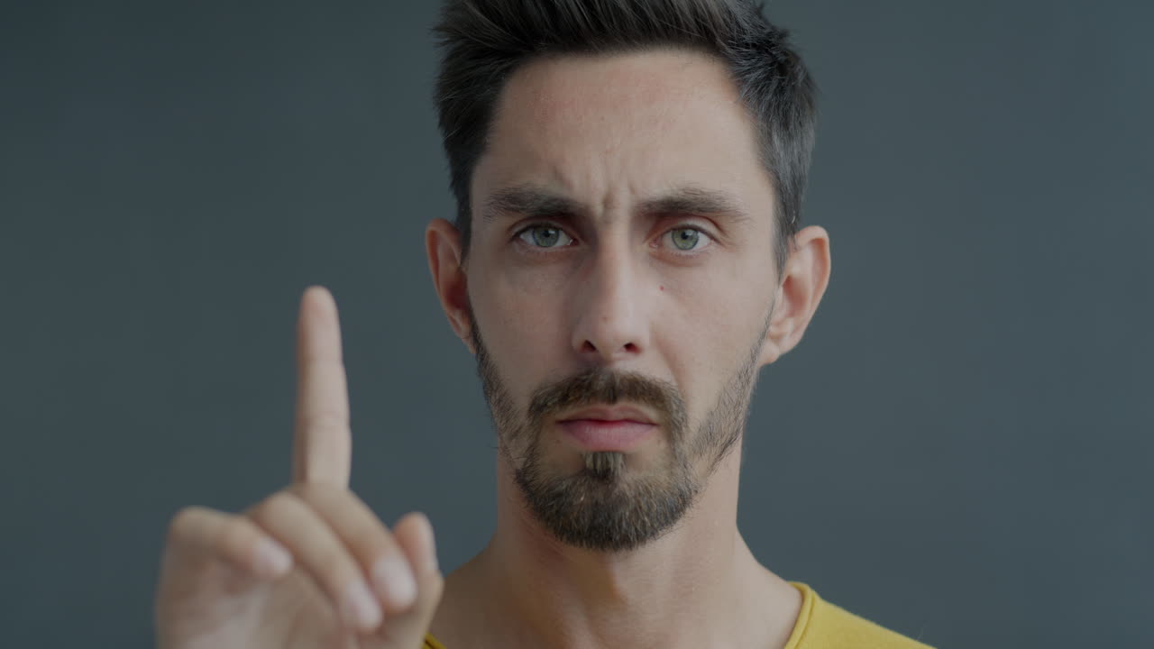 hombre señalando con el dedo