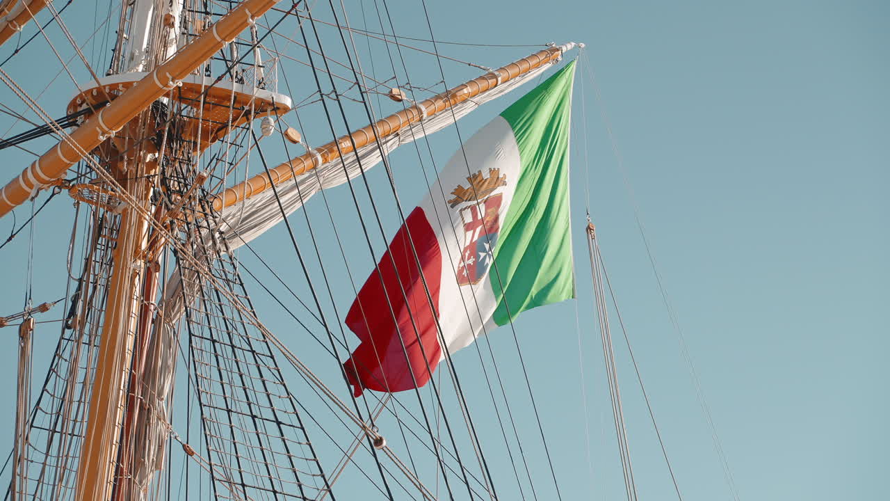 Bandiera italiana sull'albero di un veliero