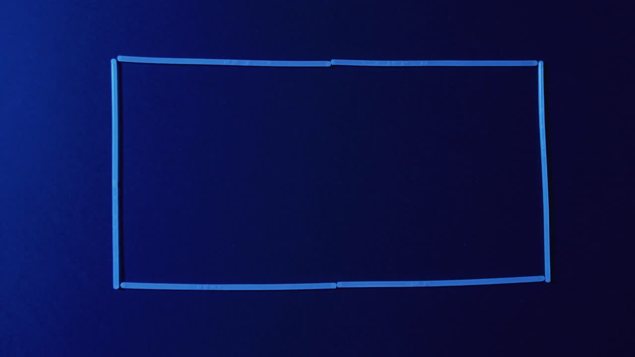 анимация синих неоновых светящихся палочек, образующих прямоугольник на черном фоне с пространством для копирования