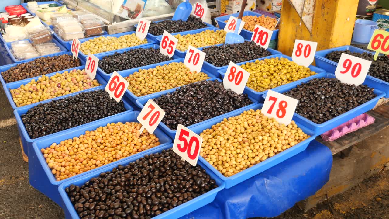 aceitunas variadas en un mercado