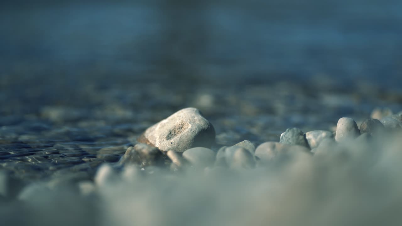 아름다운 돌들이 시냇물에 놓여 있고 신선한 맑은 물로 씻겨져 있다