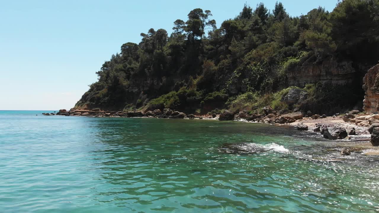Giornata soleggiata sulla costa di Halkidiki con acqua blu e cielo blu