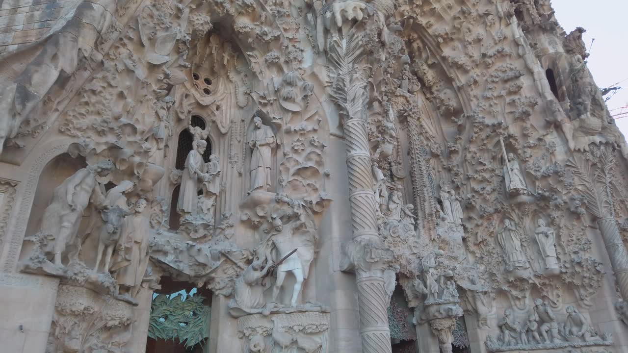 fachada exterior de la natividad de la sagrada familia con alto relieve inclinado hacia abajo 4k 60fps