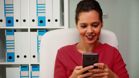 navegando en el teléfono inteligente sonriendo