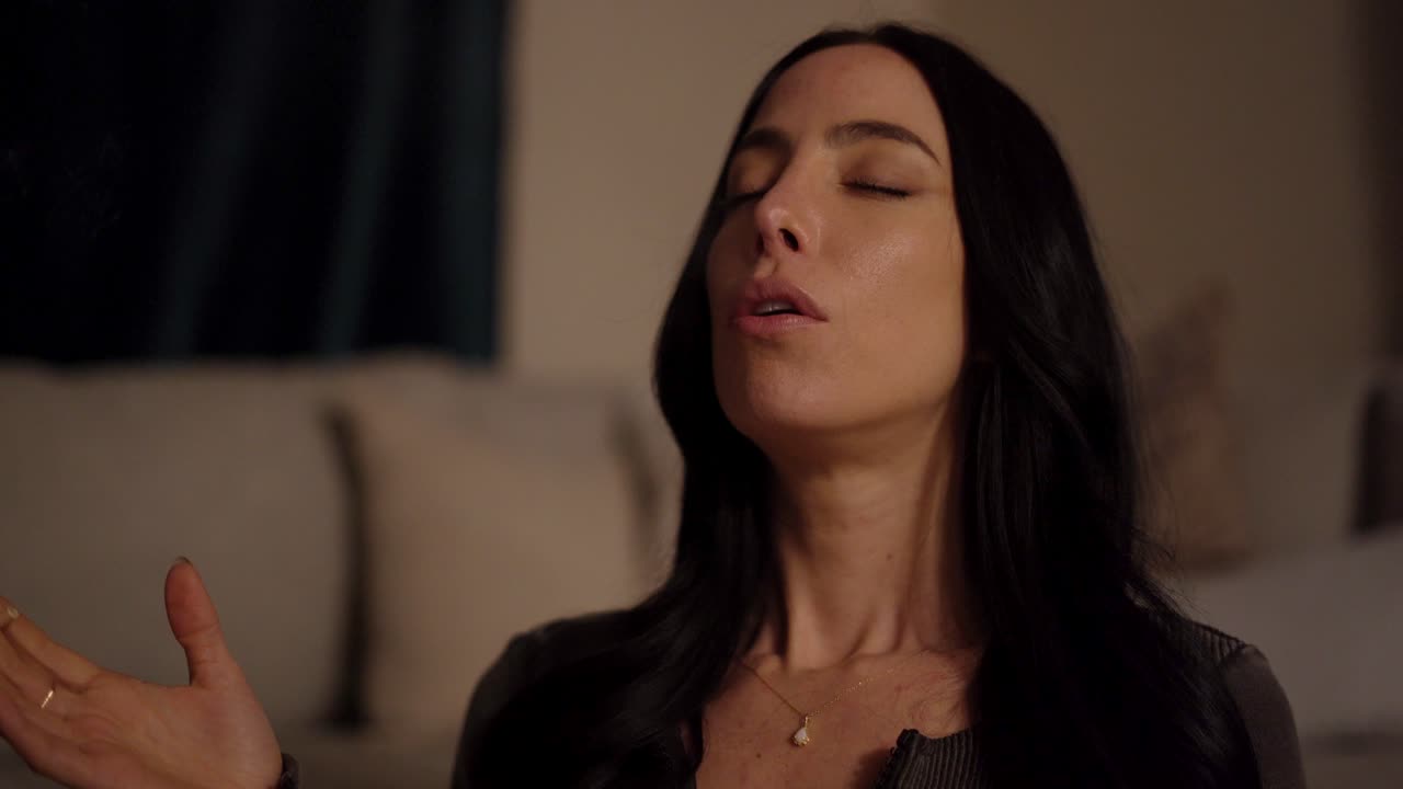 joven adolescente caucásica fumando un porro de drogas o hierbas con fines medicinales en su sala de estar por la noche - concepto: adicción, depresión, drogas, adicto, presión de grupo, ansiedad, capitalismo, mano de obra