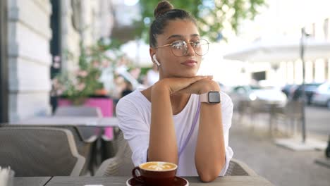 mujer joven disfrutando de café al aire libre