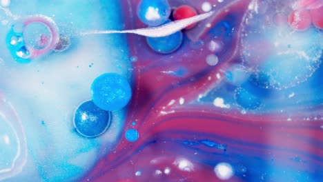 fluido de color azul ondulando a través de tinta líquida roja y púrpura, abstracto