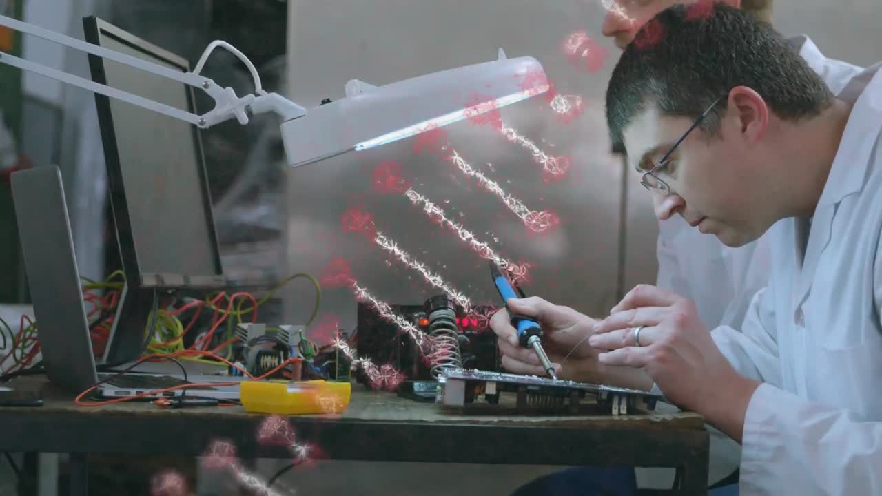 animación de una cadena de adn girando sobre científicos varones