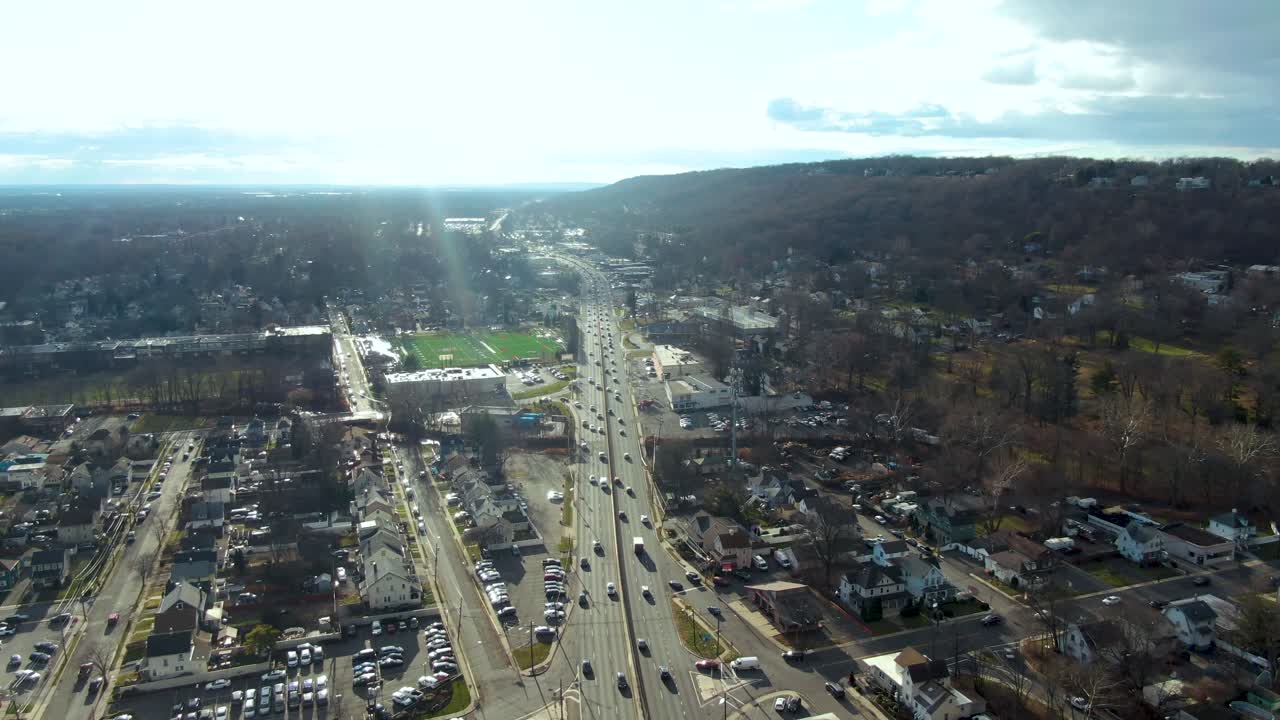 플레인필드 (plainfield) 의 작은 마을을 가로지르는 주간 고속도로, 공중 드론 뷰