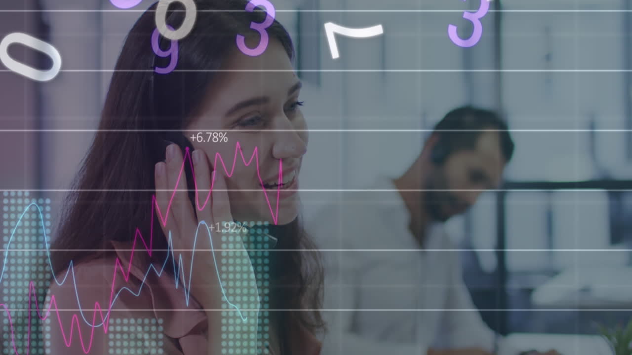 animación del procesamiento de datos financieros sobre una mujer de negocios caucásica en el cargo