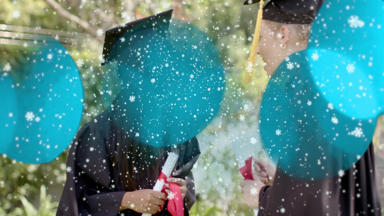 Homem entregando diploma, formandos trocando rolos de fita vermelha na formatura, confetes em camadas de círculos azuis