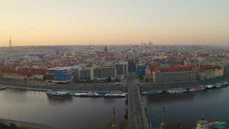 Pendel-Im-Letná-Park-über-Der-Moldau-Und-Im-Stadtzentrum-Von-Prag,-Tschechien,-Sonnenaufgang