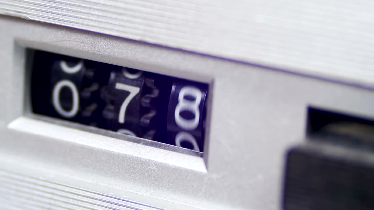 contador vintage con números gira en el reproductor de casetes de audio