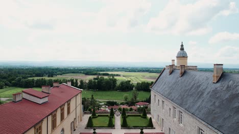 Toma-De-Drone-Hacia-Atrás-Que-Muestra-El-Castillo-De-Boutheon-En-Andrezieux-Boutheon,-Loira-Forez,-Departamento-De-Loira,-Francia