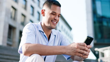 teléfono, ciudad o relajarse hombre feliz escribiendo
