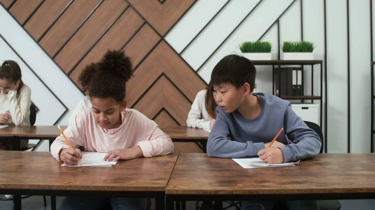 학교에 다니는 학생들