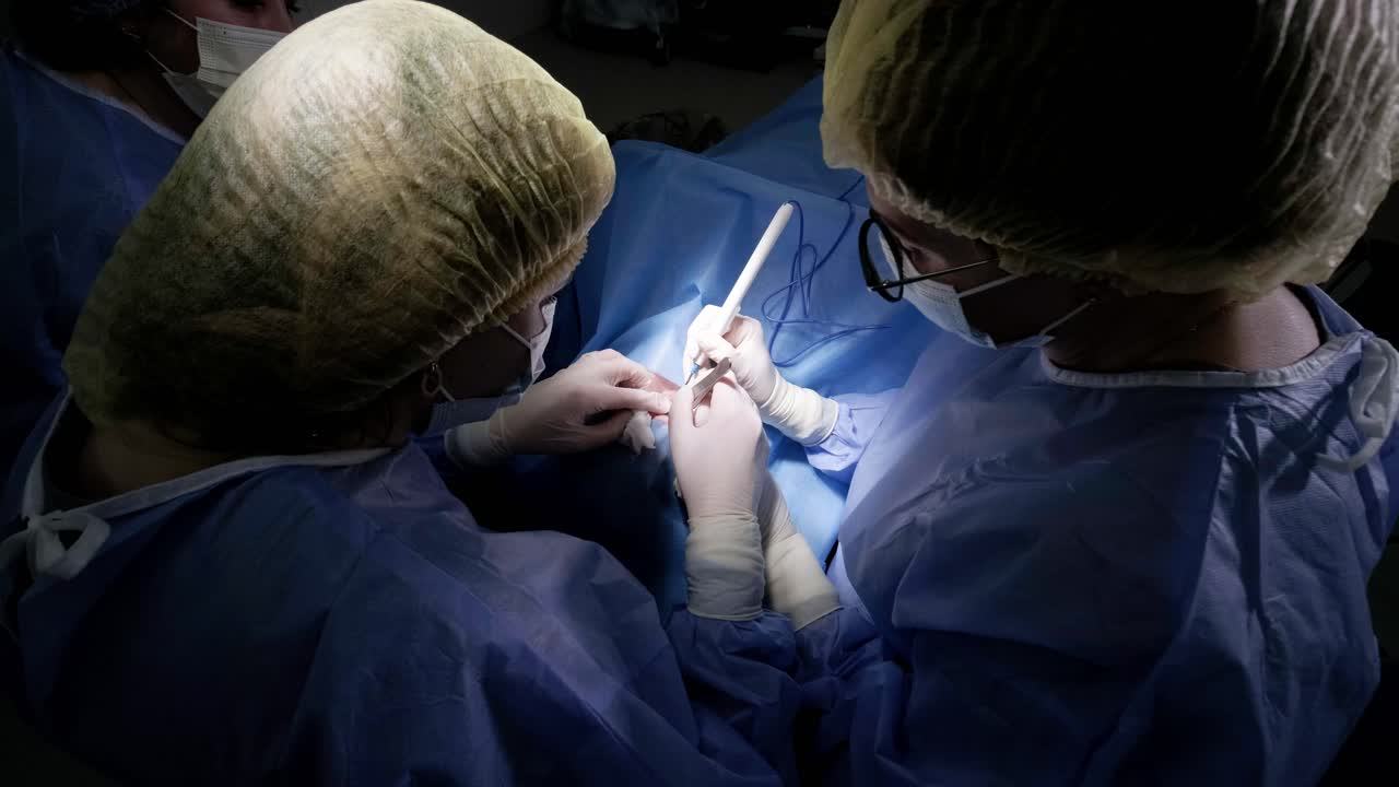 operación de cirugía plástica de blefaroplastia, centrada en el rejuvenecimiento y la modificación de la región del ojo.