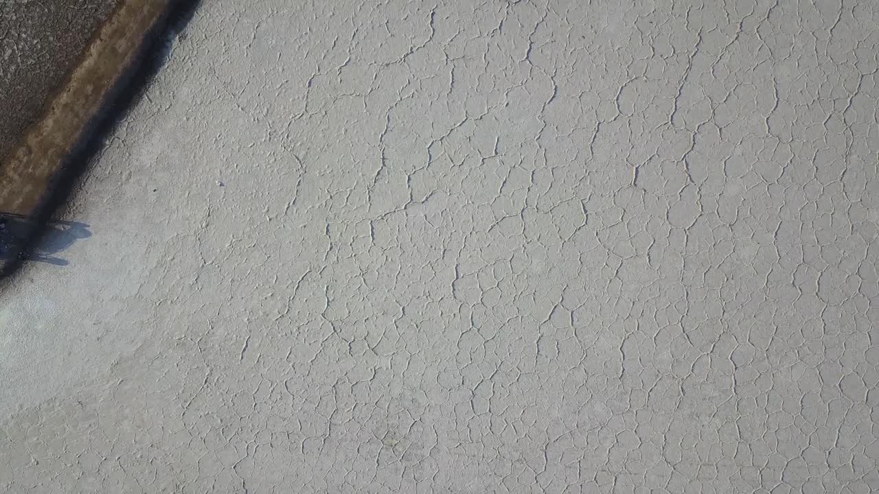 어디에도 없는 세상의 끝 어딘가 새하얀 소금 호수