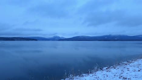 Wunderschöner-Zeitraffer-An-Einem-Unberührten-Bergsee