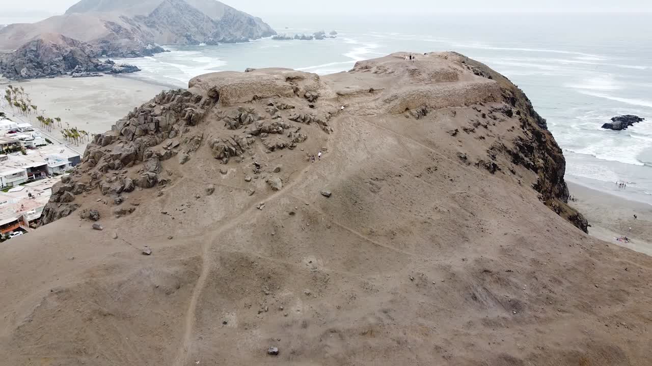 바다를 바라보는 전망대에 도달하기 위해 가파른 언덕을 오르는 등산객들