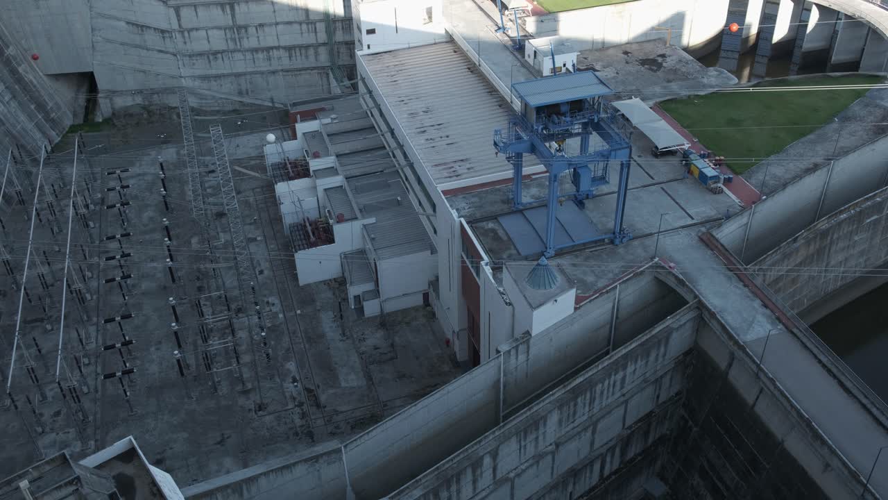 panorámica sobre los cables en la represa de alqueva creando hidroelectricidad