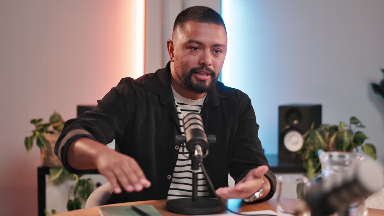 hombre grabando un podcast en un estudio