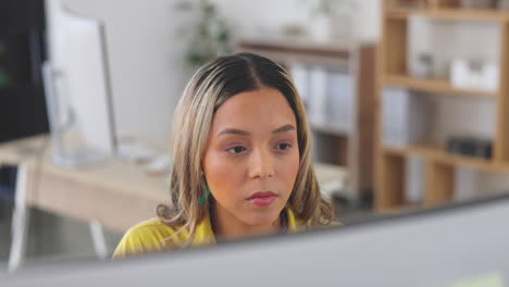 mujer de negocios, computadora y cara mientras trabaja
