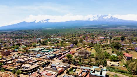 Pueblo-Rural-De-Kenia-Con-El-Kilimanjaro-Al-Fondo