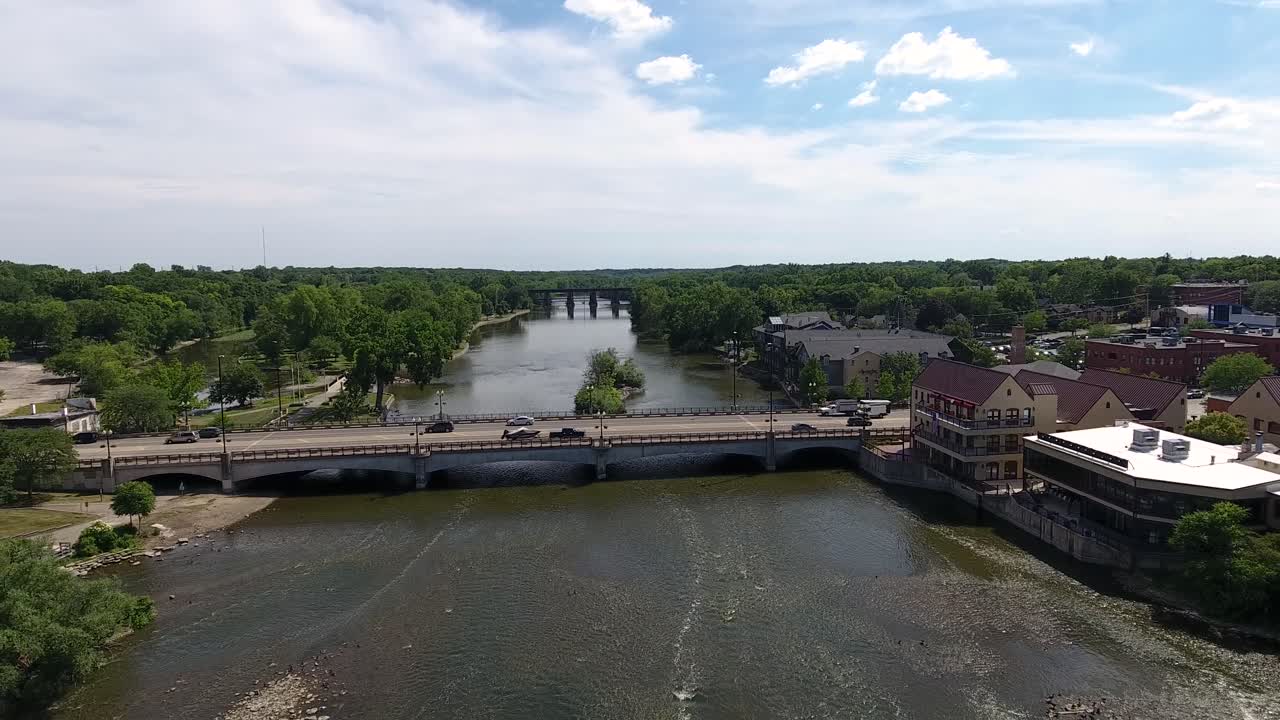 ginebra, illinois, ee.uu., vista aérea del paisaje urbano y el tráfico del puente sobre el río fox, disparo de drones