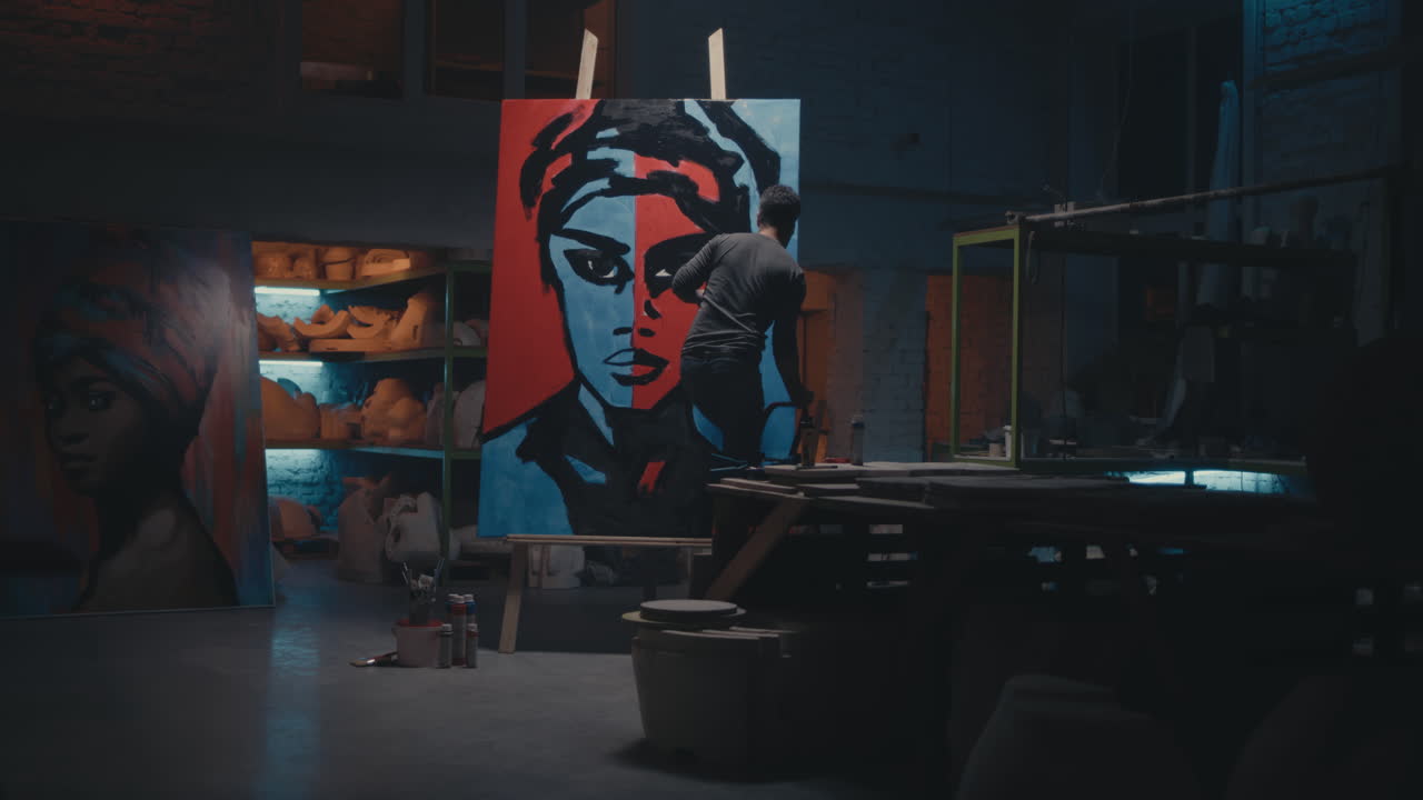 artista pintando un retrato en un estudio