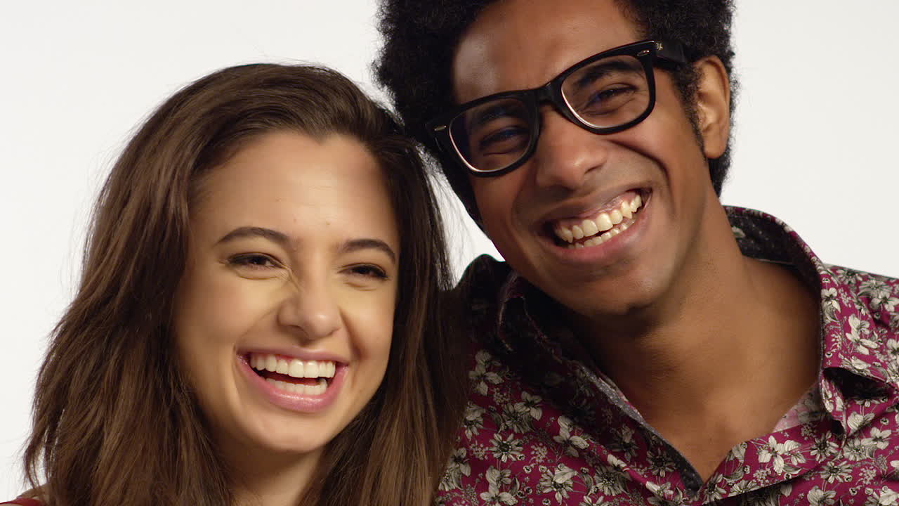 cu pareja se ríen juntos