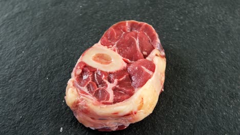 trozo de filete sobre un fondo de hormigón