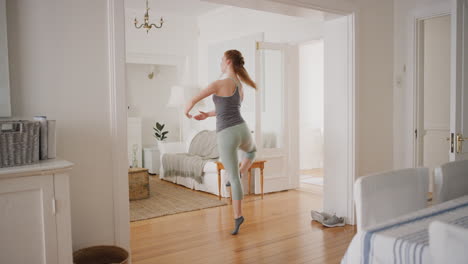 hermosa mujer bailando practicando bailarina de ballet ensayando en casa con graciosos movimientos de baile 4k