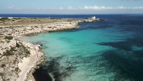 vista aérea de la isla de favignana en el archipiélago de egadi en sicilia mar mediterráneo italia