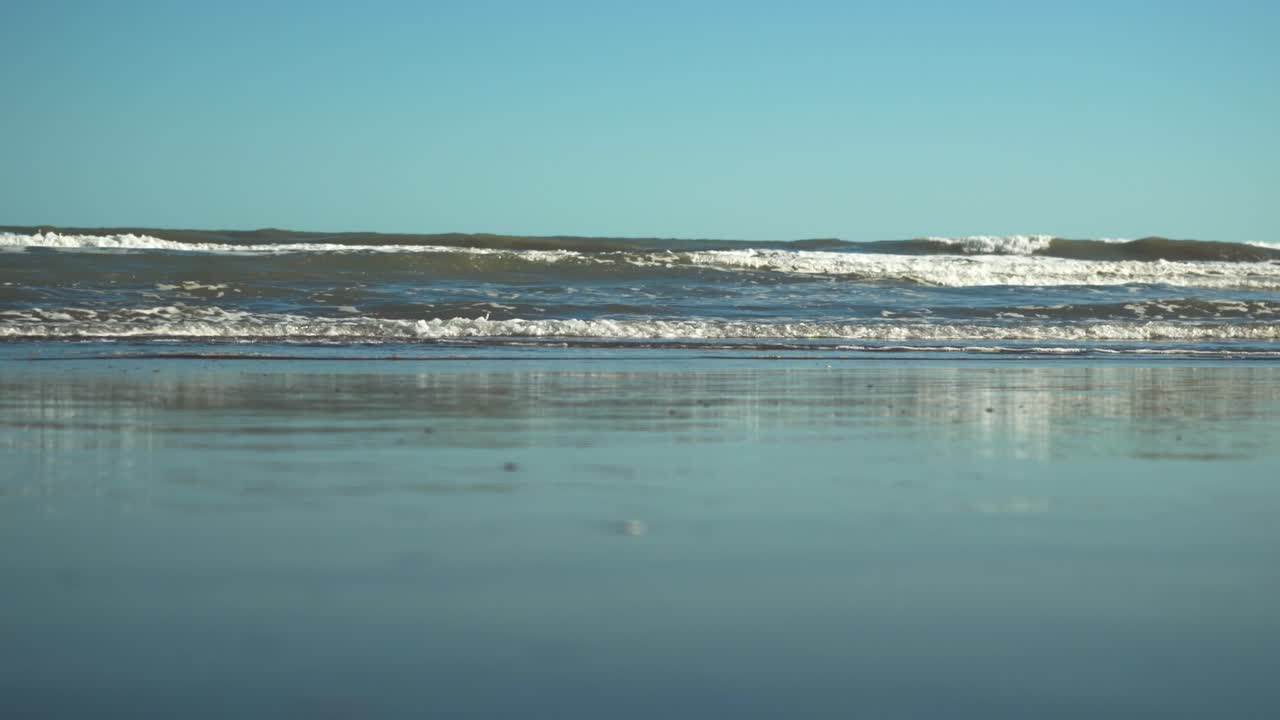 화창한 날, 푸른 하늘에 해변에 부서지는 파도