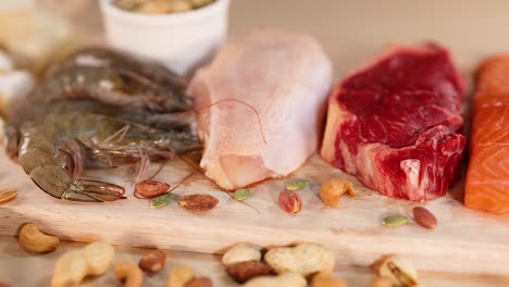 variedad de carnes, nueces y mariscos exhibidos
