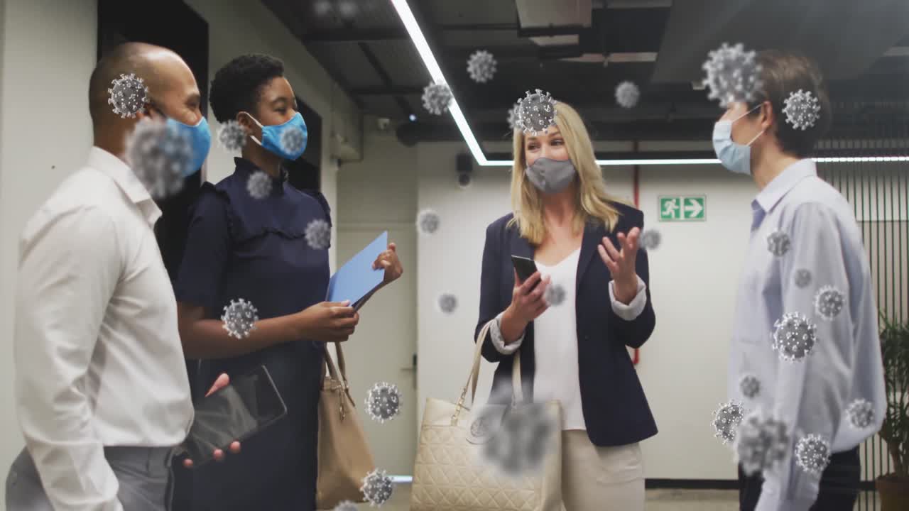 사무실에서 마스크를 쓰고 토론하는 다양한 사업가들을 상대로 코로나19 세포의 애니메이션